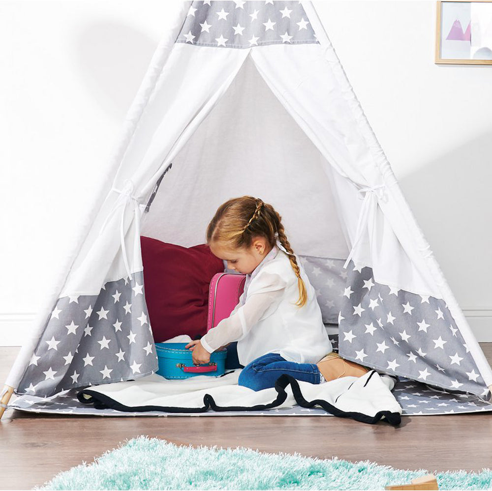 Kind spielt im Tipi-Spielzelt-Set mit Sternenmuster, inklusive Bodenmatte und Aufbewahrungsbeutel, aus der Zirkus Themenwelt Kollektion.