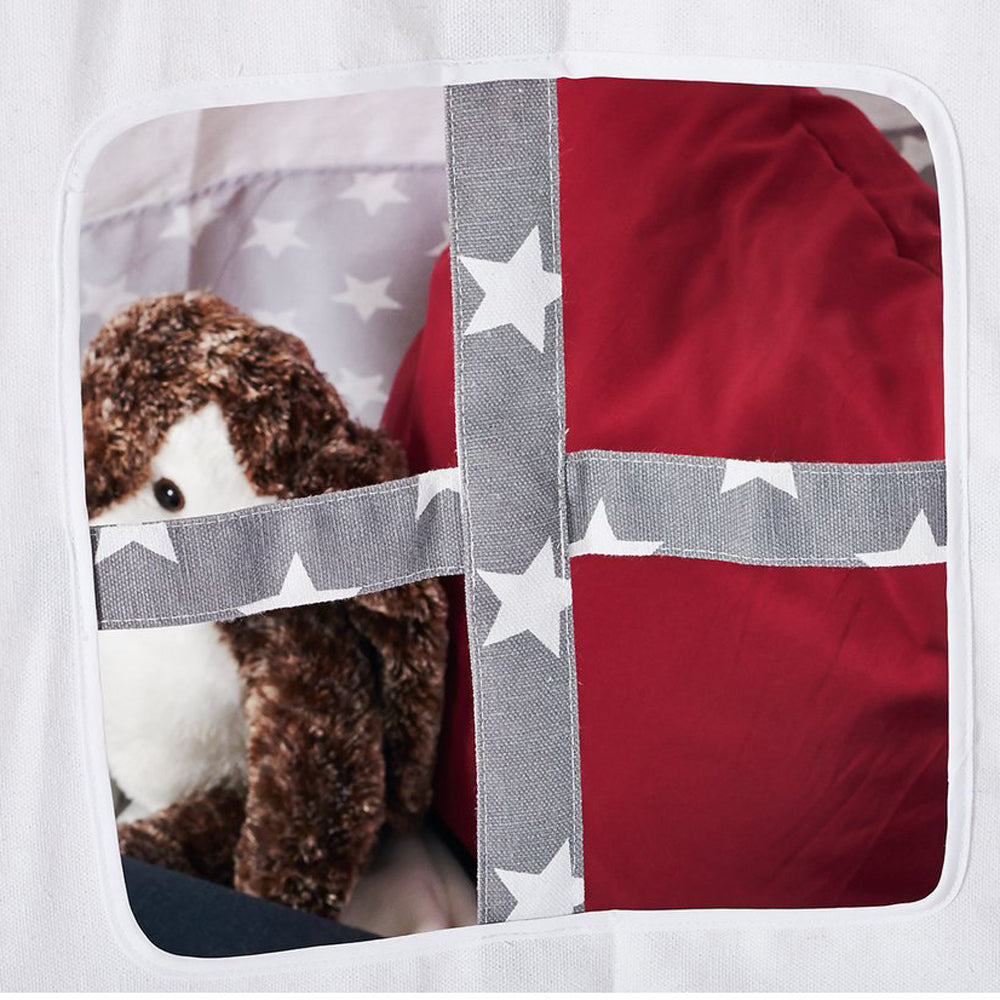 Detailansicht des Kinder-Spielzelts Tipi mit rotem Kissen, Sternen-Dekor und braunem Plüschhund im Inneren, Spiel & Bewegung Kinder Neu