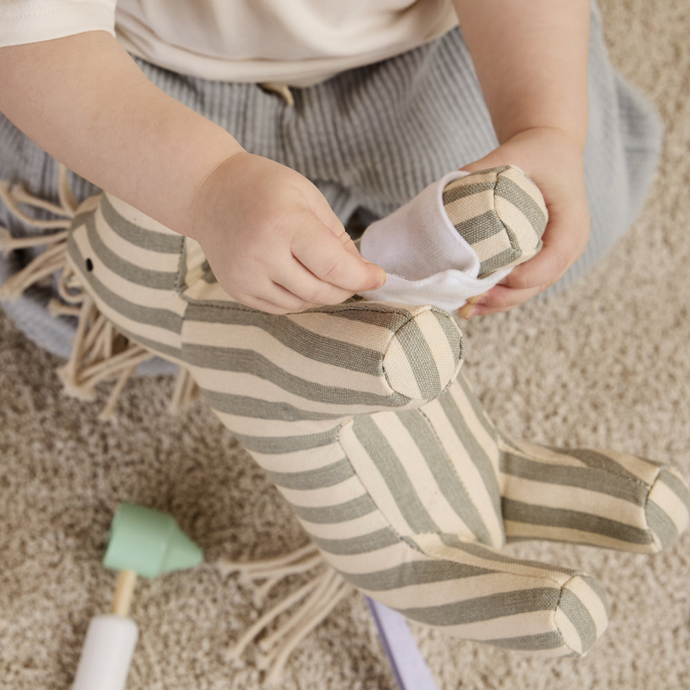 Kind spielt mit einem Holzspielzeug-Pferd aus der Kollektion Motorik- & Holzspielzeug, Spiel & Bewegung Kinder, Geschenke bei Sale Neu
