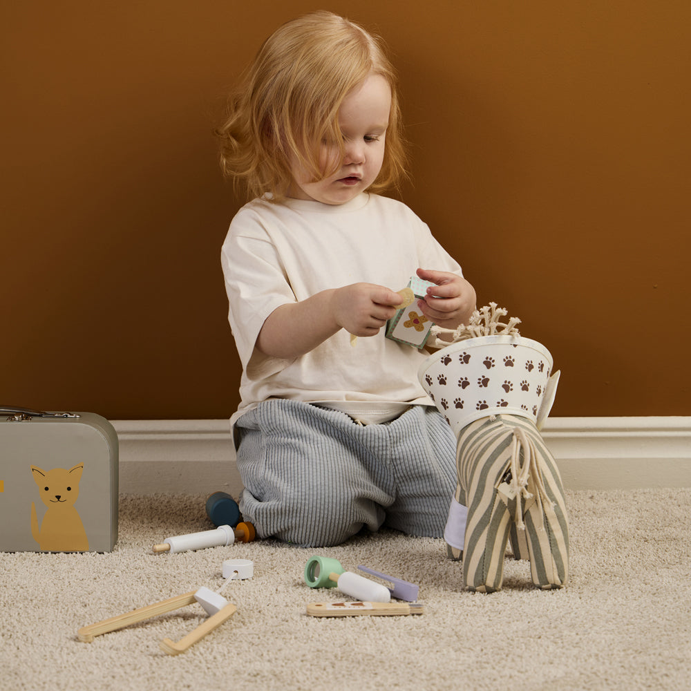 Kleines Kind spielt mit Tierarztkoffer-Spielset aus Holz, motorisches Holzspielzeug für Kinder aus Spielzeug & Spiele und Geschenke Kategorien.