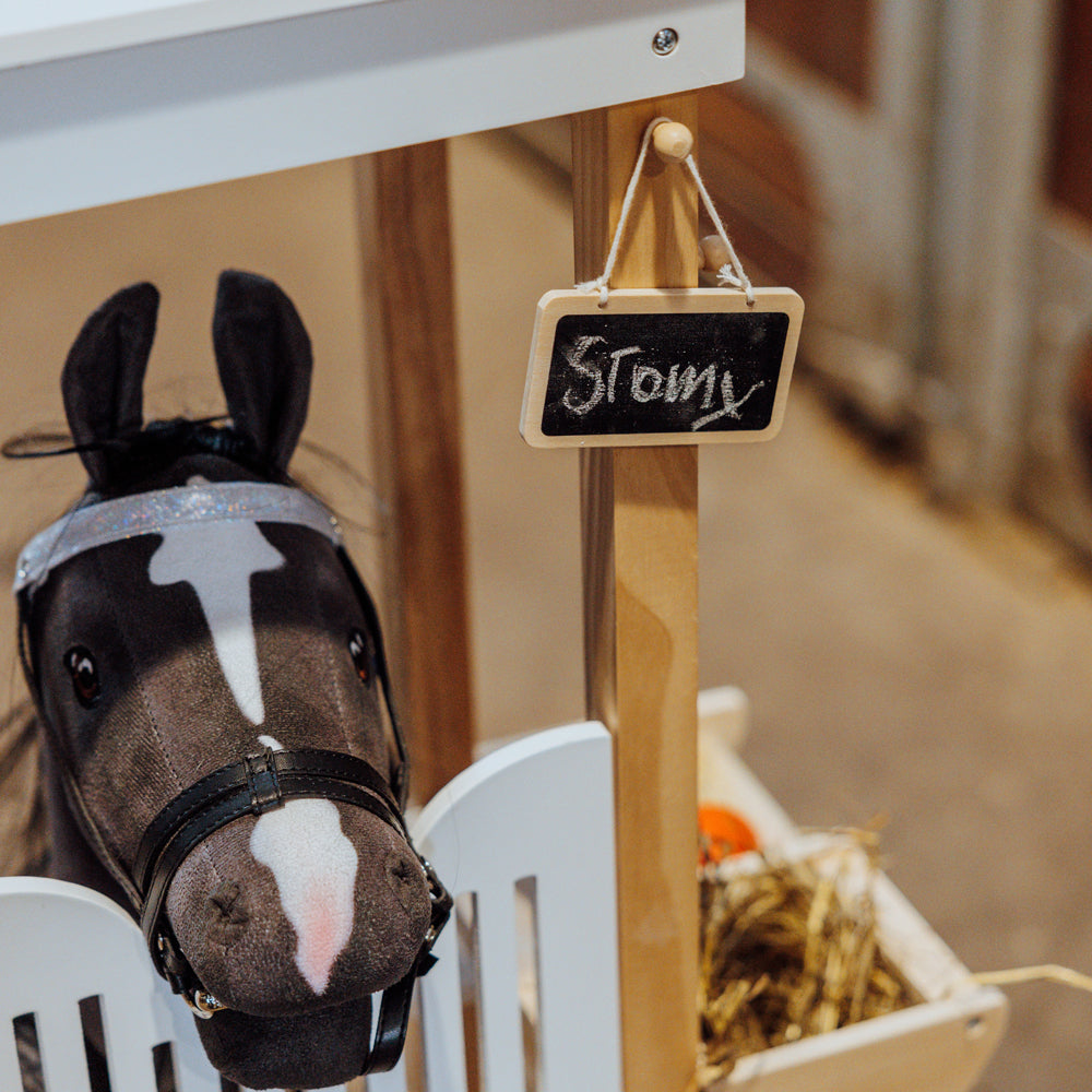 Stall aus Sperrholz für zwei Steckenpferde im Thema Spielzeug & Spiele, ideal für Kinder und Hobby Horsing Aktivitäten.