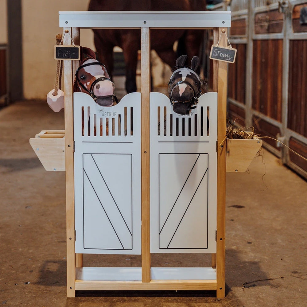 Stall aus Sperrholz für zwei Steckenpferde mit Futtertrögen, ideal für Spielzeug & Spiele, Hobby Horsing und Tierwelt Themenwelt.