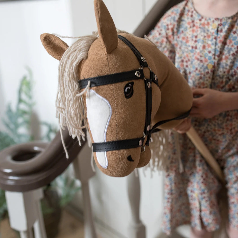 Beiges Steckenpferd für Kinder mit offenem Mund, Teil der Spielzeug & Spiele Kollektion für Hobby Horsing und Bewegung.