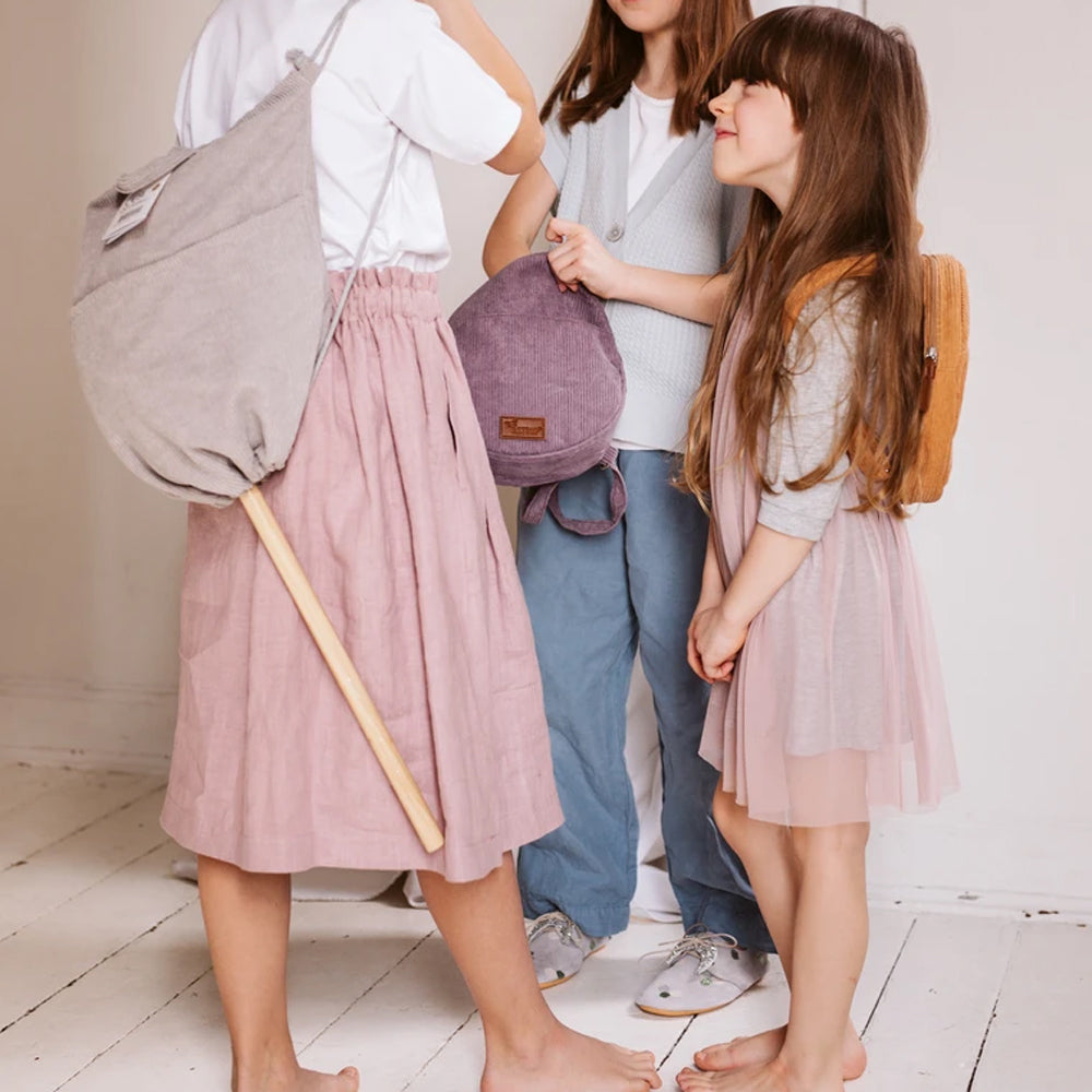 Kinder beim Spielen mit Steckenpferden in der Themenwelt Hobby Horsing, braune Steckenpferde und fröhliche Atmosphäre im Raum.