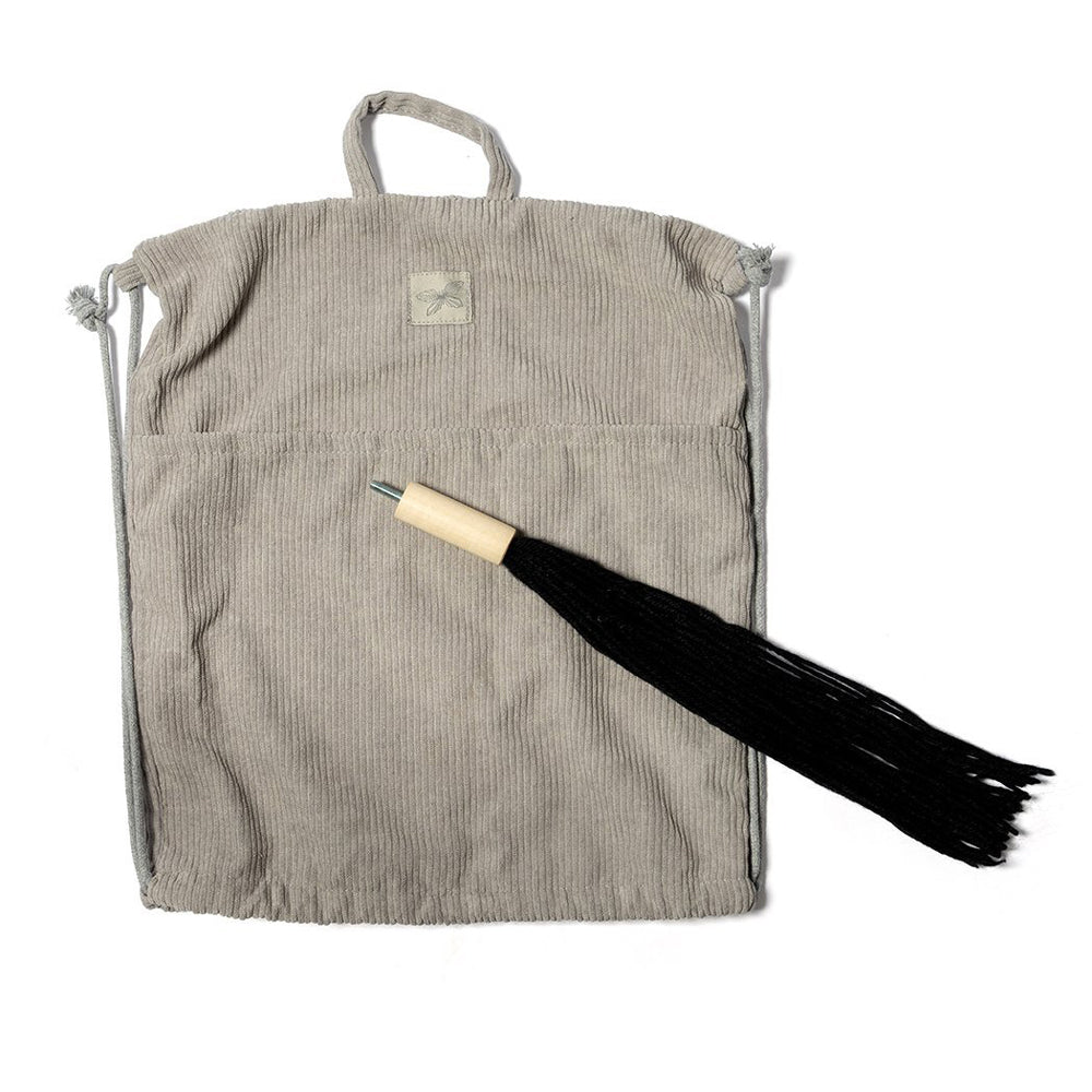 Beiger Stoffbeutel und Zügel aus schwarzem Material, passend zur Steckenpferd Kollektion für Spielzeug & Bewegung Kinder.