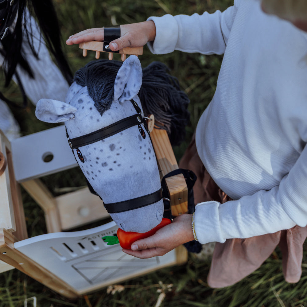 Kinder spielen mit grauem Steckenpferd Hobby Horsing mit offenem Mund aus Spielzeug & Spiele, Geschenke, Tierwelt Themenwelt Sammlung.