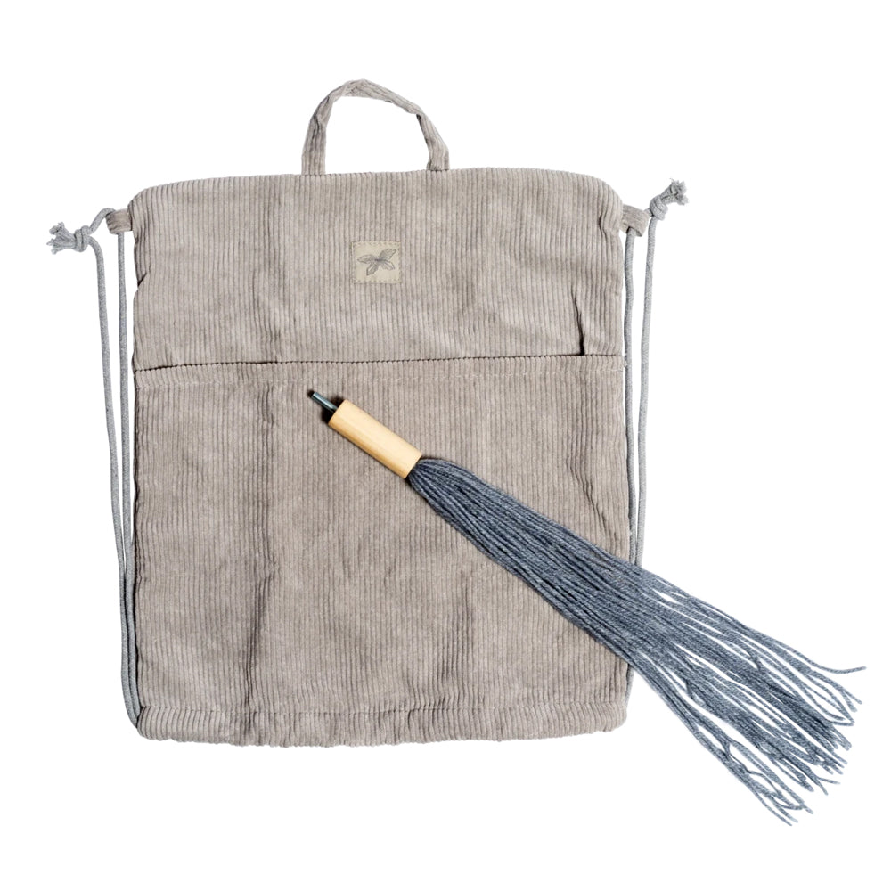 Beiger Cord-Rucksack mit Trageschlaufe und grauer Quaste, passend für Spielzeug & Spiele, Geschenke und Hobby Horsing Kinderaktivitäten.