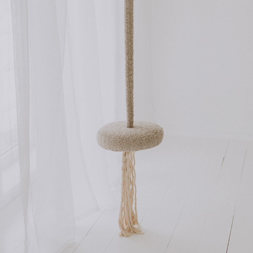 Tellerschaukel HopOn Swing in sandfarbenem Bouclé, ideal für Spiel & Bewegung Kinder aus der Neu Kollektion Fahr, Wipp- & Schaukelspielzeug.