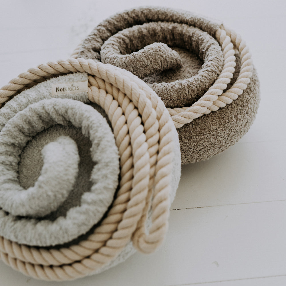 Zwei weich gepolsterte Tellerschaukeln in Bouclé Sandfarben mit robustem Seil, ideal für Spiel & Bewegung Kinder und Wippspielzeug Neu.