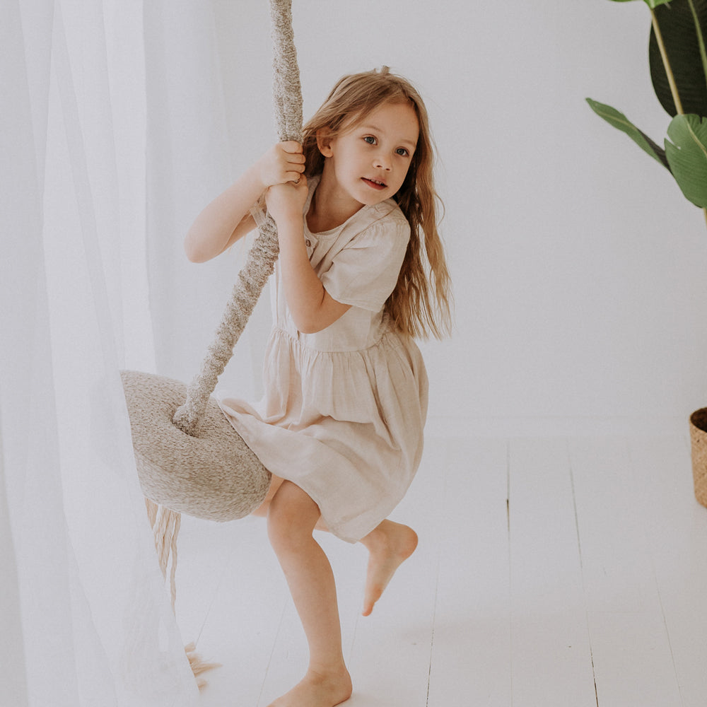 Mädchen schaukelt auf Tellerschaukel HopOn Swing in Bouclé sandfarben, Spiel & Bewegung Kinder, Fahr- und Wippspielzeug Neu.