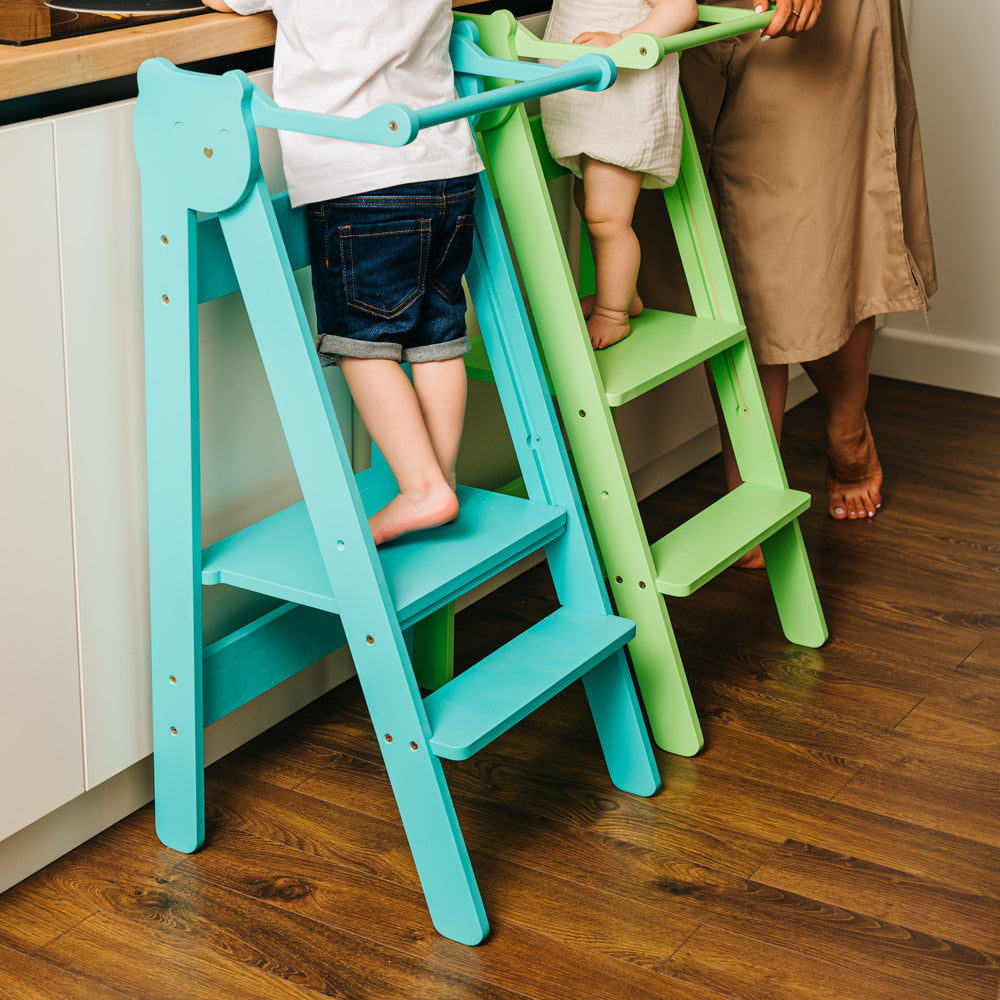 Zwei Tritthocker Lernstühle in Blau und Grün, klappbar und höhenverstellbar, ideal für Montessori und gelbes Kinderzimmer.