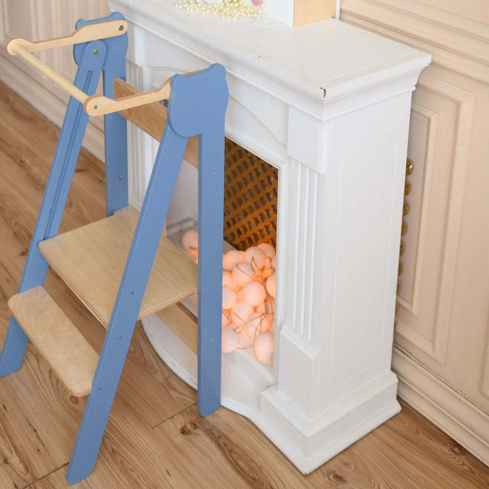 Klappbarer Tritthocker Lernstuhl mit 2 höhenverstellbaren Stufen in Blau für Kinderzimmer, ideal für Montessori und Pikler Spielbereiche.