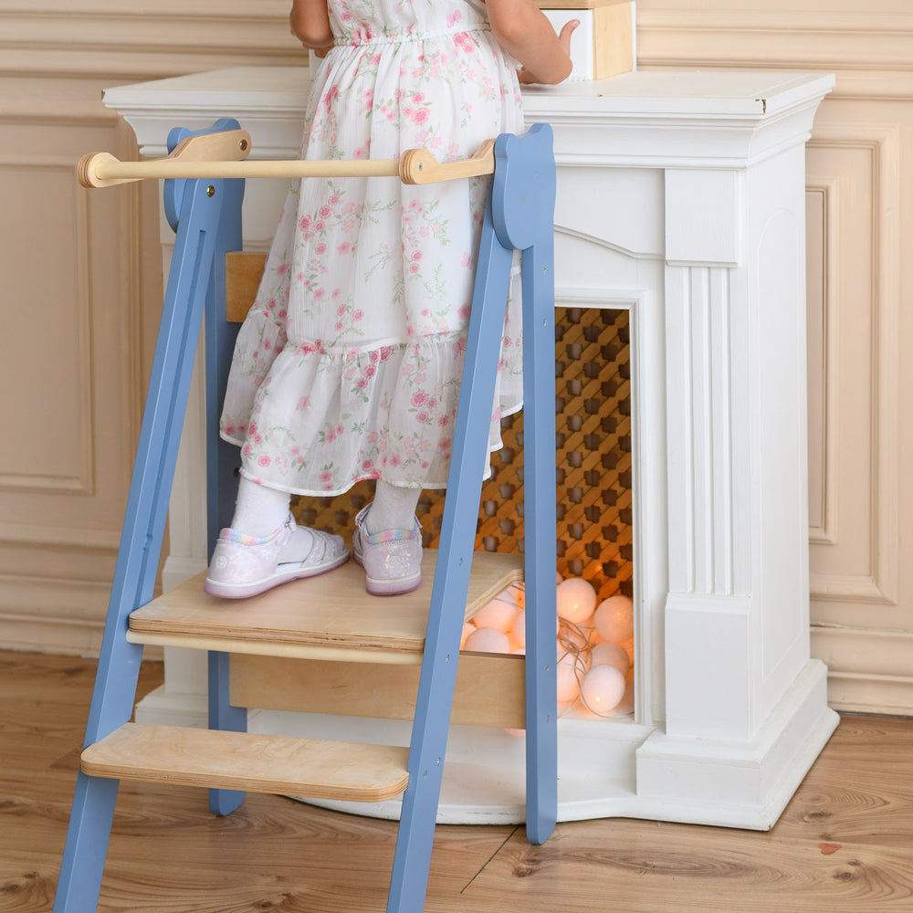 Tritthocker Lernstuhl klappbar mit zwei höhenverstellbaren Stufen in hellem Holz und blau für das gelbe Kinderzimmer Pikler Montessori Neu Stühle & Hocker