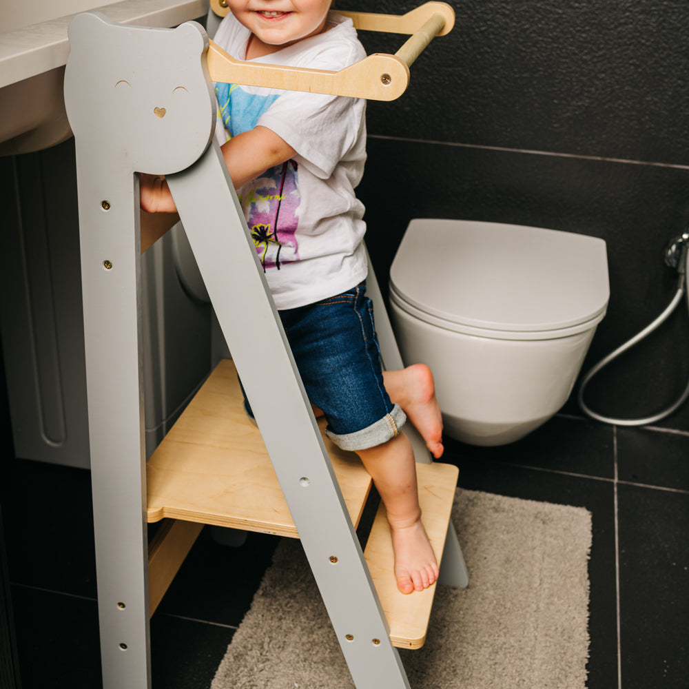 Kleinkind nutzt Tritthocker Lernstuhl klappbar mit 2 höhenverstellbaren Stufen im modernen Bad Neu Stühle & Hocker Pikler Montessori