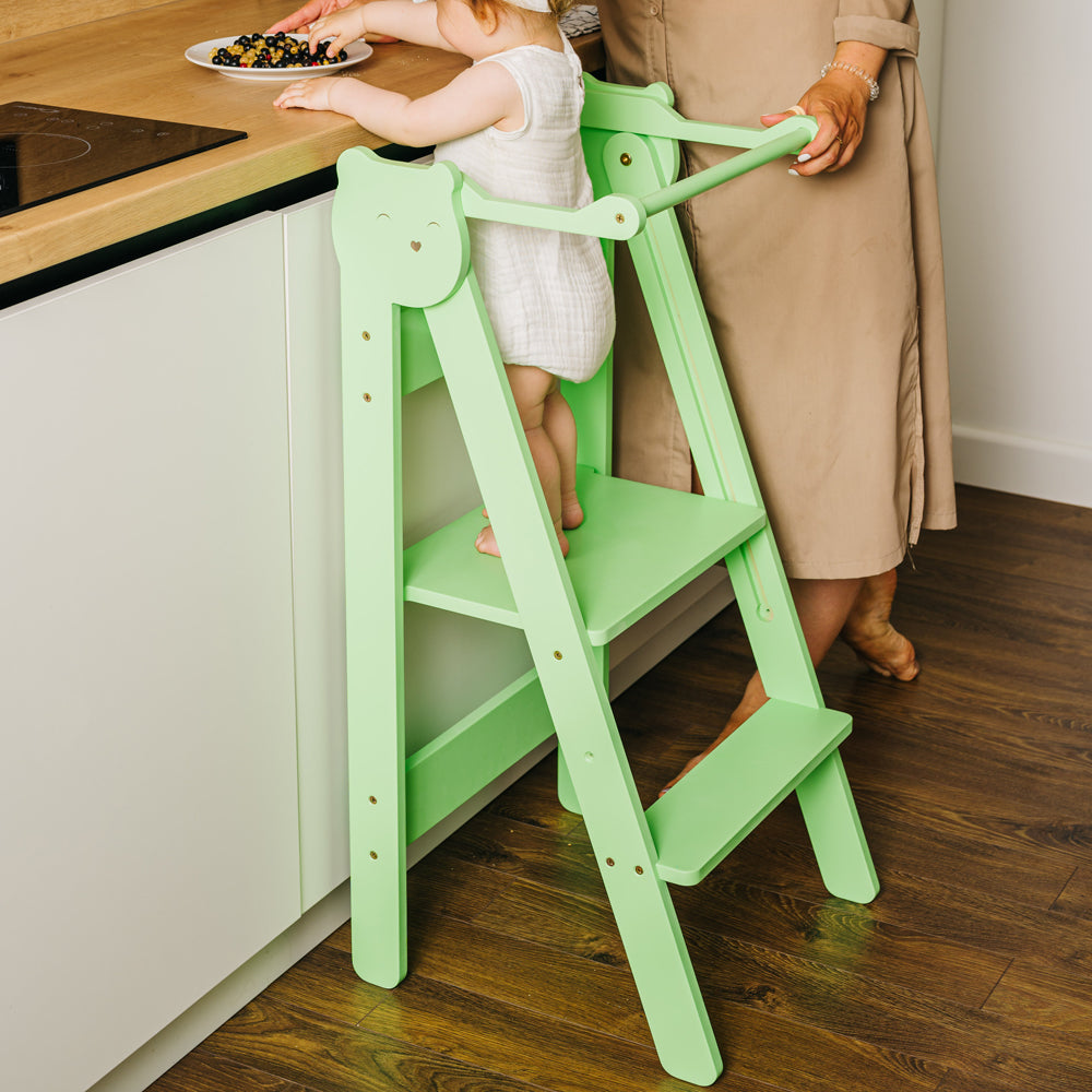 Tritthocker Lernstuhl klappbar in Hellgrün mit 2 höhenverstellbaren Stufen, perfekt für Gelbes Kinderzimmer und Montessori Ausstattung.