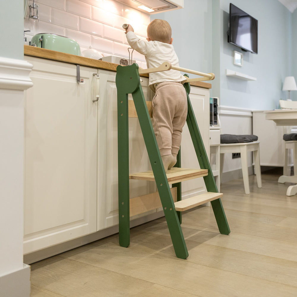 Kind steht auf klappbarem Tritthocker Lernstuhl mit zwei höhenverstellbaren Stufen im Gelbes Kinderzimmer Stil, Montessori und Pikler Sammlung