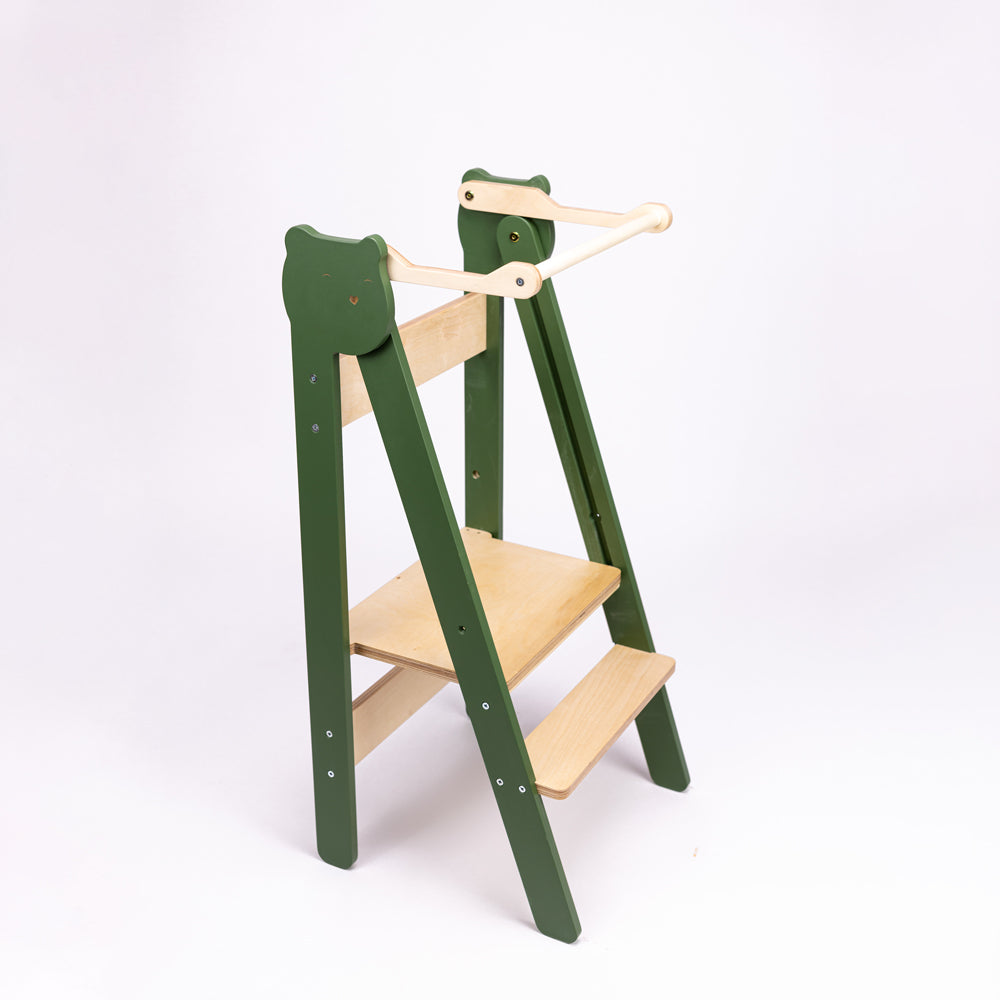 Klappbarer Tritthocker Lernstuhl mit zwei höhenverstellbaren Stufen, ideal für Kinderzimmer in grün und naturholzoptik.