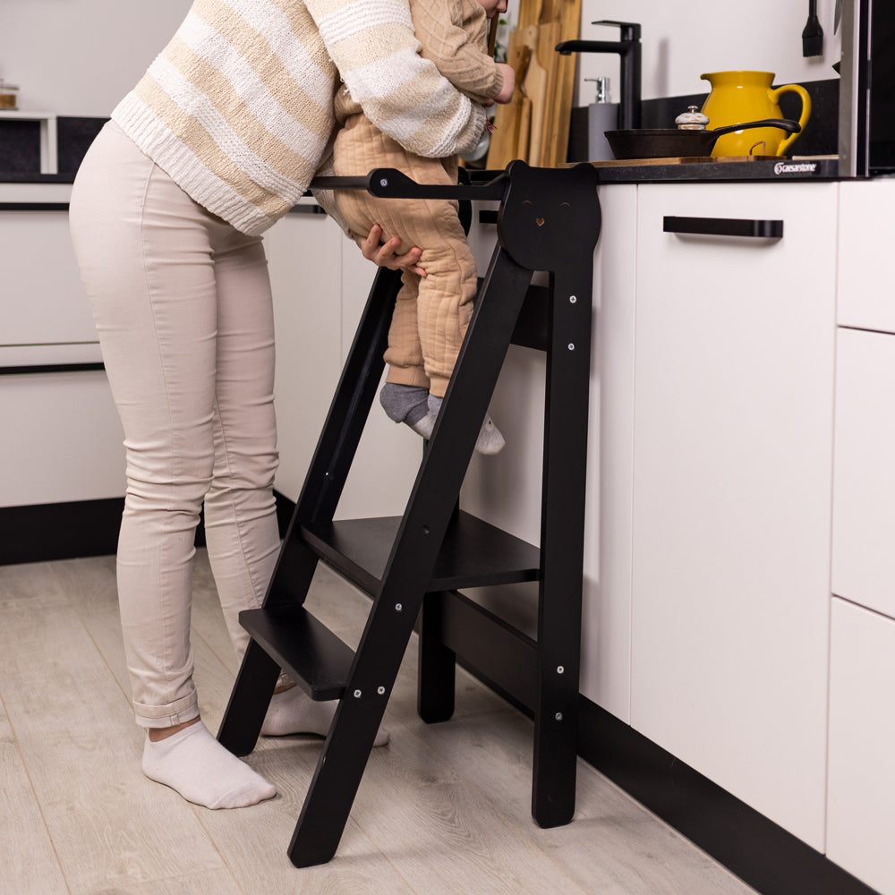 Tritthocker Lernstuhl klappbar in Schwarz mit 2 Stufen, höhenverstellbar, ideal für gelbes Kinderzimmer und Montessori Einrichtung.