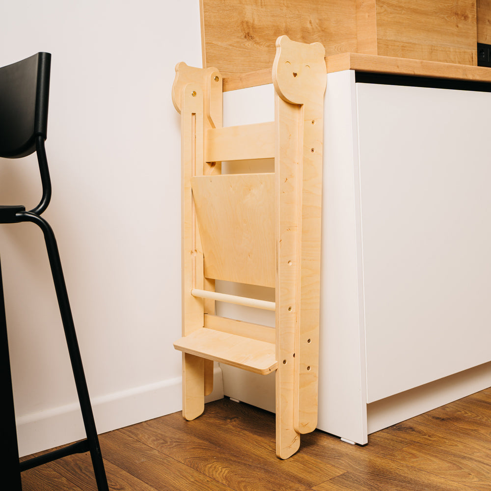 Klappt Tritthocker Lernstuhl aus Holz, 2 Stufen höhenverstellbar, ideal für gelbes Kinderzimmer, Montessori und Pikler Lernumgebung.