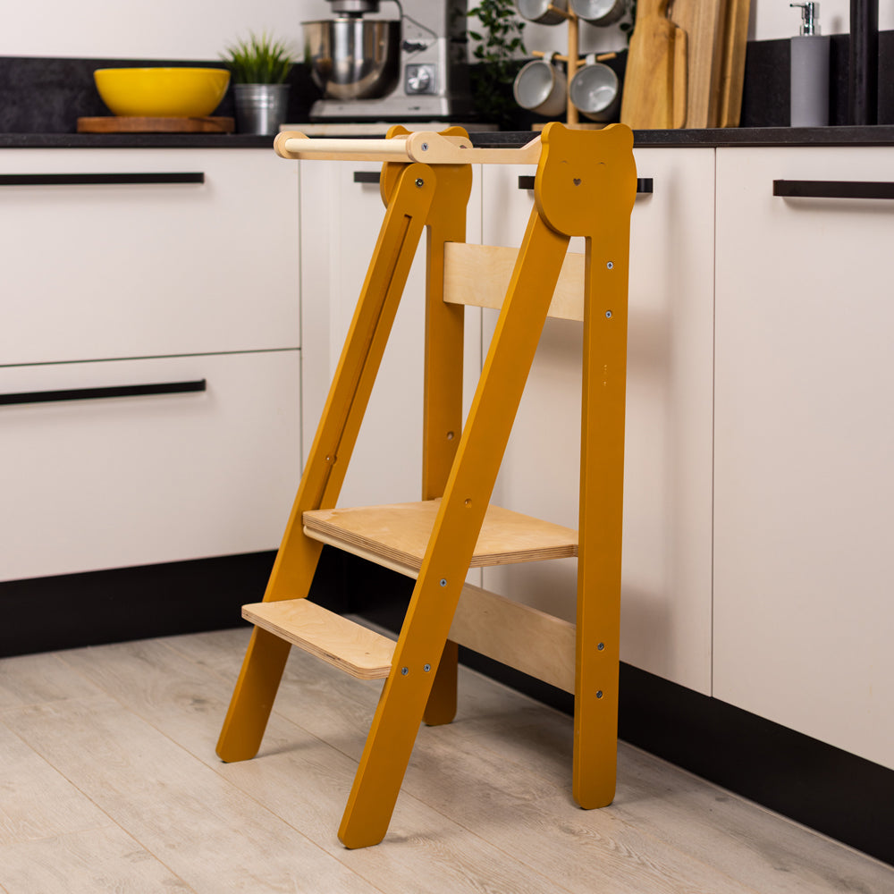 Klappbarer Tritthocker Lernstuhl in Gelb mit 2 höhenverstellbaren Stufen für das Gelbe Kinderzimmer nach Montessori und Pikler Prinzipien