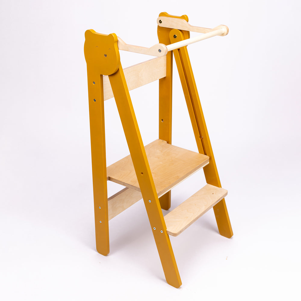 Klappbarer Tritthocker Lernstuhl mit zwei höhenverstellbaren Stufen für Kinder, passend für gelbes Kinderzimmer und Montessori Sammlung.