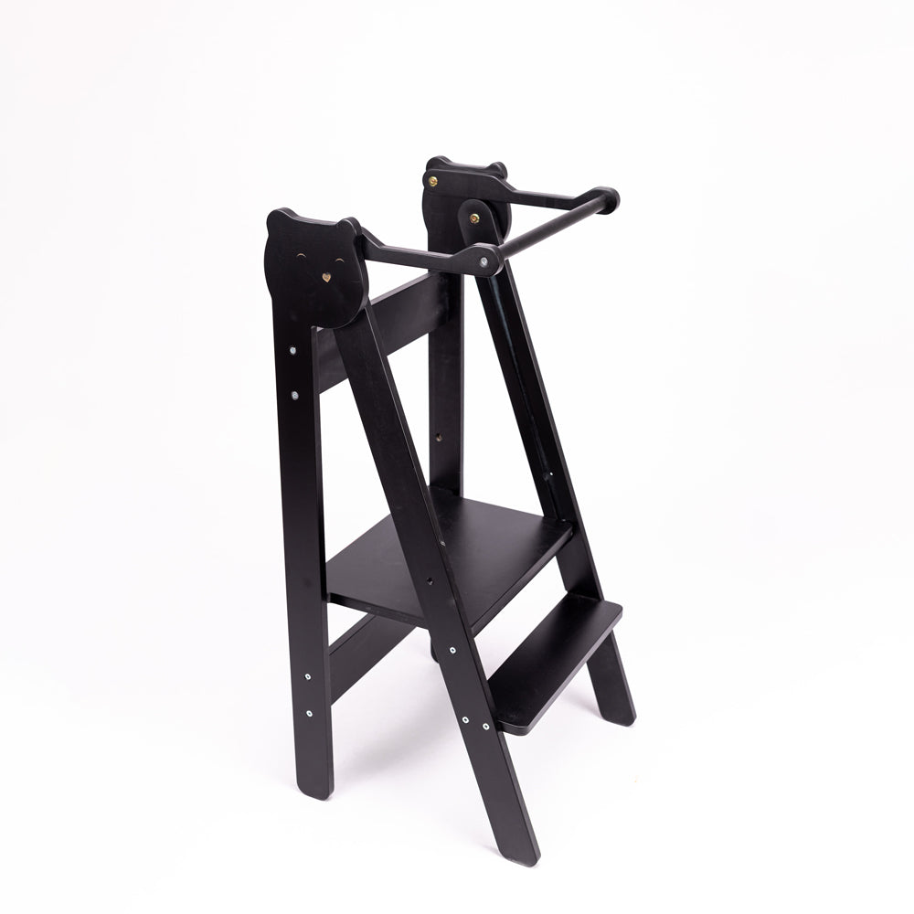 Klappbarer Tritthocker Lernstuhl aus Holz, höhenverstellbar mit zwei Stufen, ideal für Gelbes Kinderzimmer und Montessori Ausstattung.