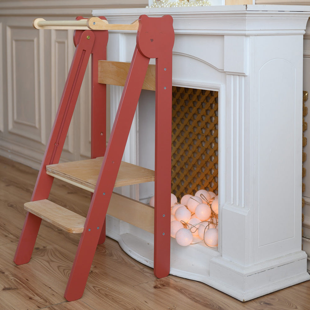 Tritthocker Lernstuhl klappbar mit zwei Stufen, höhenverstellbar im gelben Kinderzimmer, ideal für Montessori & Pikler Sammlungen.