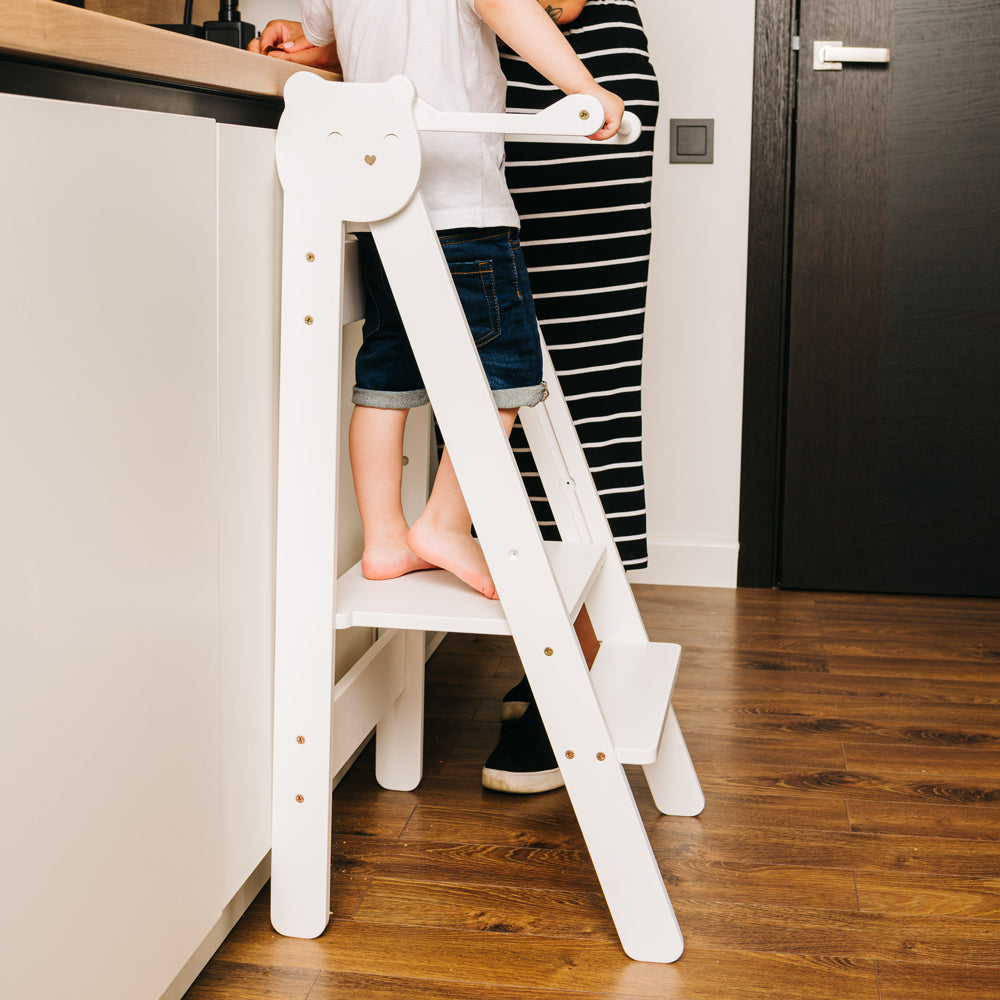 Tritthocker Lernstuhl klappbar mit 2 Stufen, höhenverstellbar im gelben Kinderzimmer, ideal für Montessori und Pikler Abenteuer.