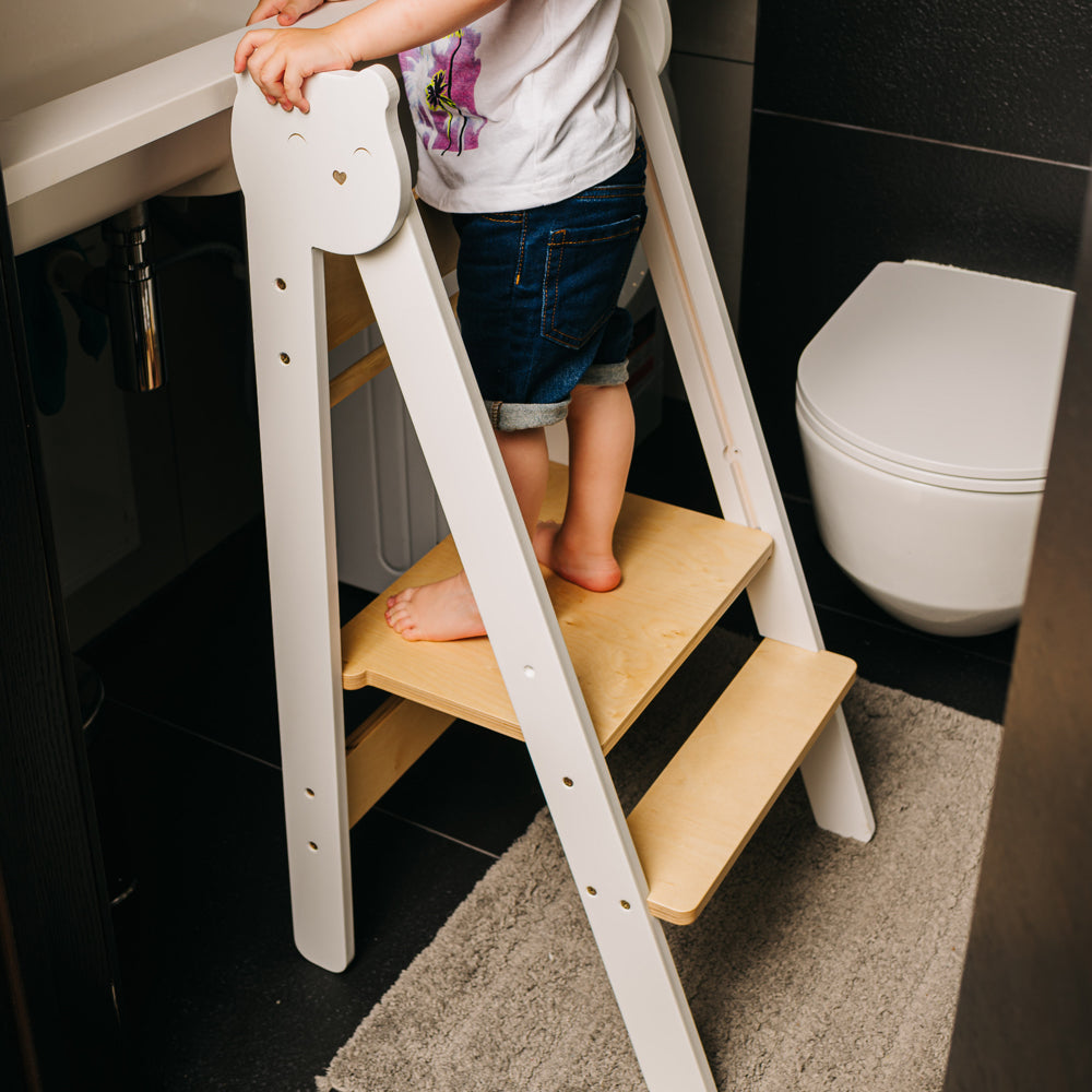 Kindlicher Tritthocker Lernstuhl klappbar mit 2 Stufen, höhenverstellbar, aus Holz für Gelbes Kinderzimmer und Montessori Sammlung.