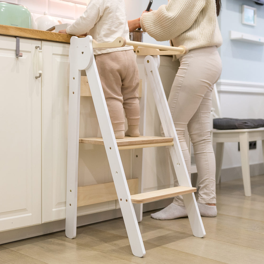 Tritthocker Lernstuhl klappbar mit 2 höhenverstellbaren Stufen im gelben Kinderzimmer, Montessori und Pikler inspiriert für sicheres Lernen.