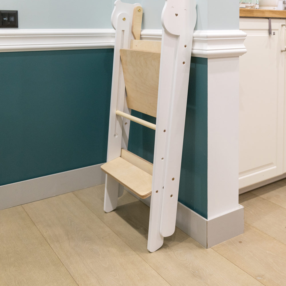 Klappbarer Tritthocker Lernstuhl mit 2 Stufen, höhenverstellbar, ideal für Gelbes Kinderzimmer und Montessori Lernumgebungen.