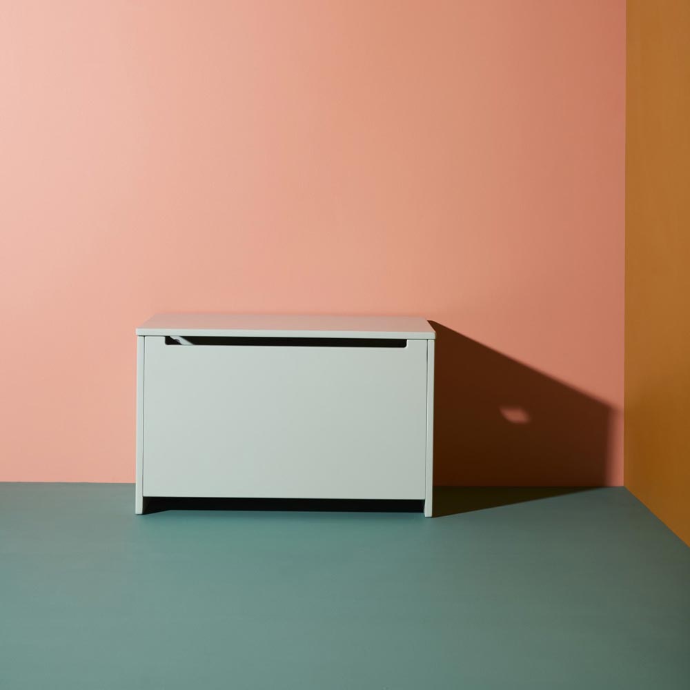 Kinderfreundliche Sitzbank Truhe aus Holz in Mint, perfekt für Aufbewahrung und als Sitzmöbel im Kinderzimmer.