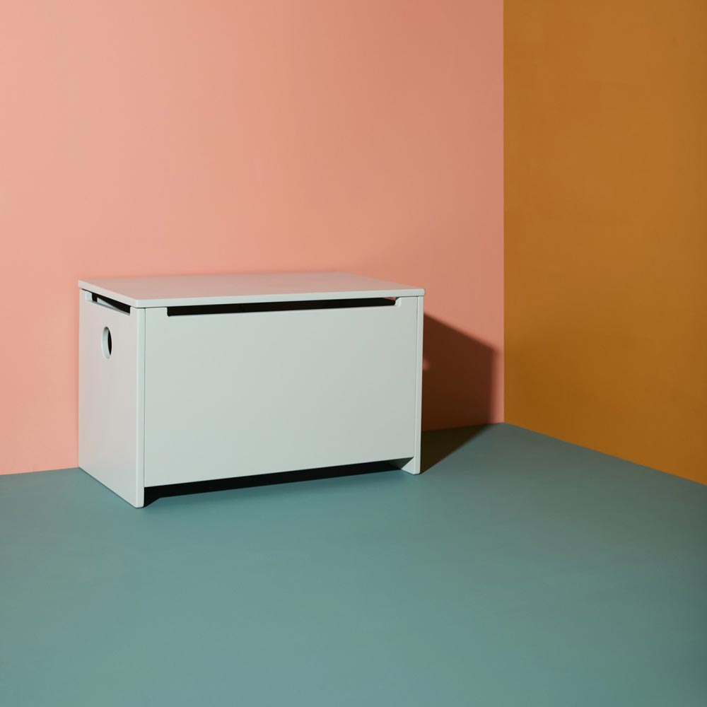 Weiße Sitzbank Truhe aus Holz als stilvolles Sitzmöbel und Stauraum für Kinderzimmer, ideal für Ordnung und gemütliche Pausen.