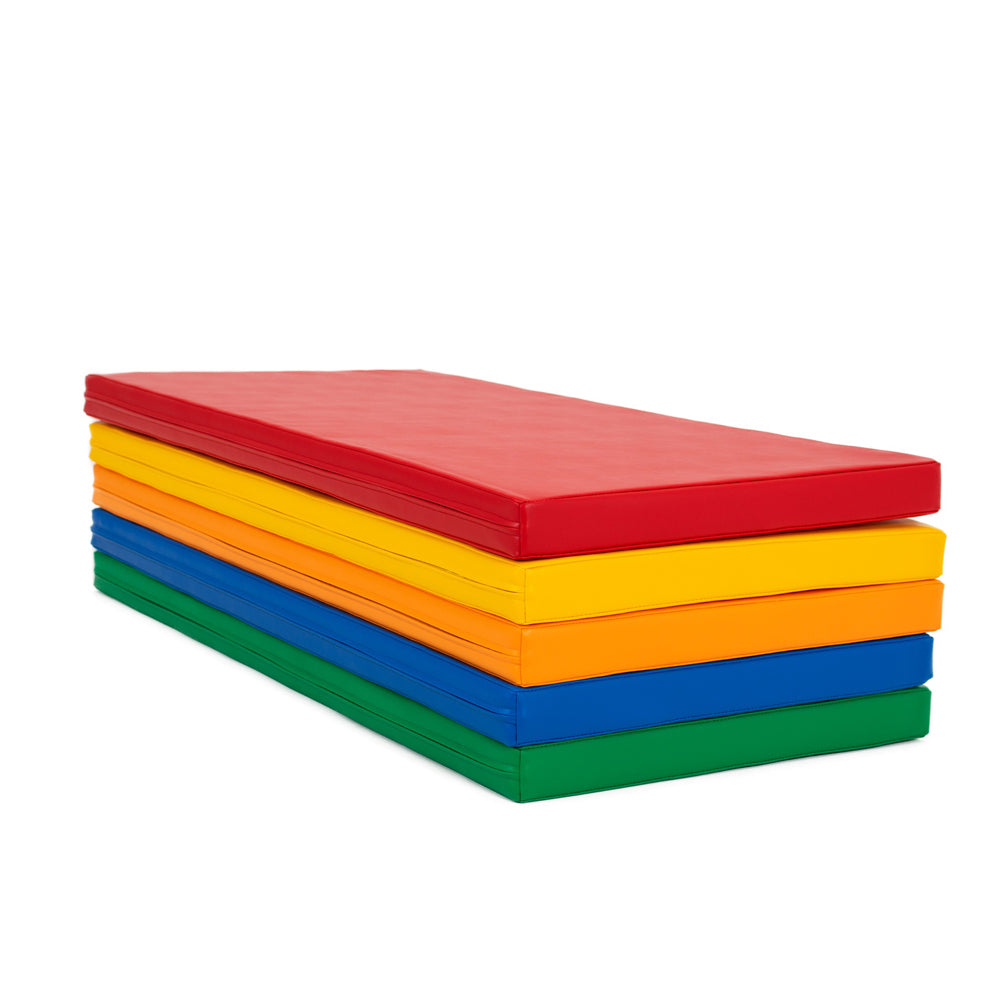 Fünf bunte Turn- und Spielmatten aus robustem Öko-Leder für mehr Sicherheit und Spaß bei Spiel & Bewegung Kinder im gelben Kinderzimmer.