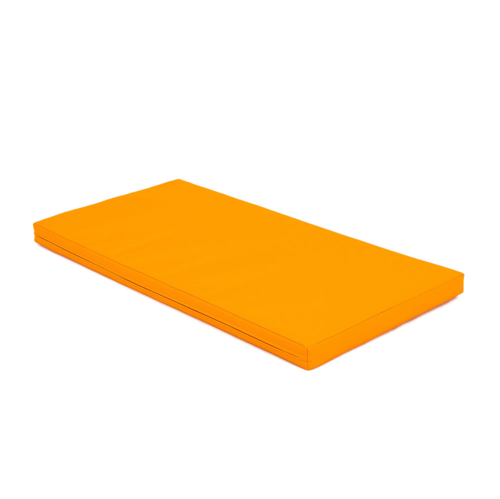 Orangefarbene Turn- und Spielmatte aus recycelbarem Schaumstoff, ideal für sicheres Spielen und Bewegung im gelben Kinderzimmer.
