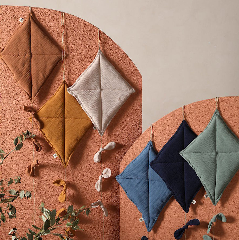 Weiche Musselin-Wanddekoration in Drachenform, natürliche Materialien, ideal als Kinderzimmer Deko und Accessoire für gemütliche Räume.