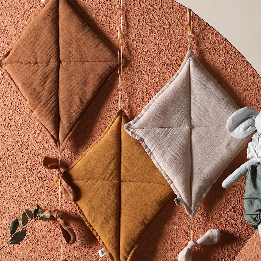 Weiche Drachen-Wanddeko aus Musselin in warmen Farbtönen, ideal für Accessoires & Deko Kinderzimmer und Wanddeko & Girlanden.