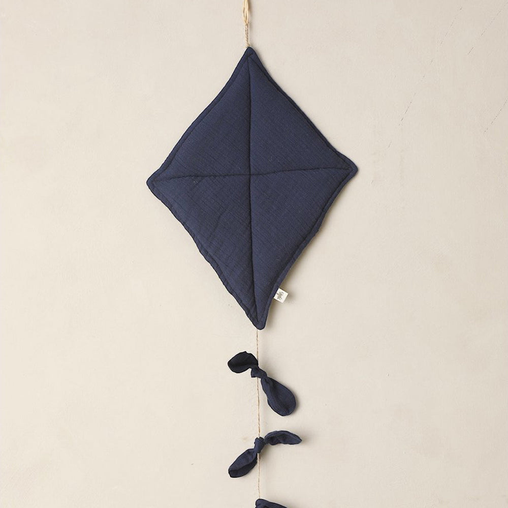 Drachen-Wanddekoration aus Musselin in Marineblau, natürliche Kinderzimmer Deko aus Accessoires & Deko Kinderzimmer Kollektion.