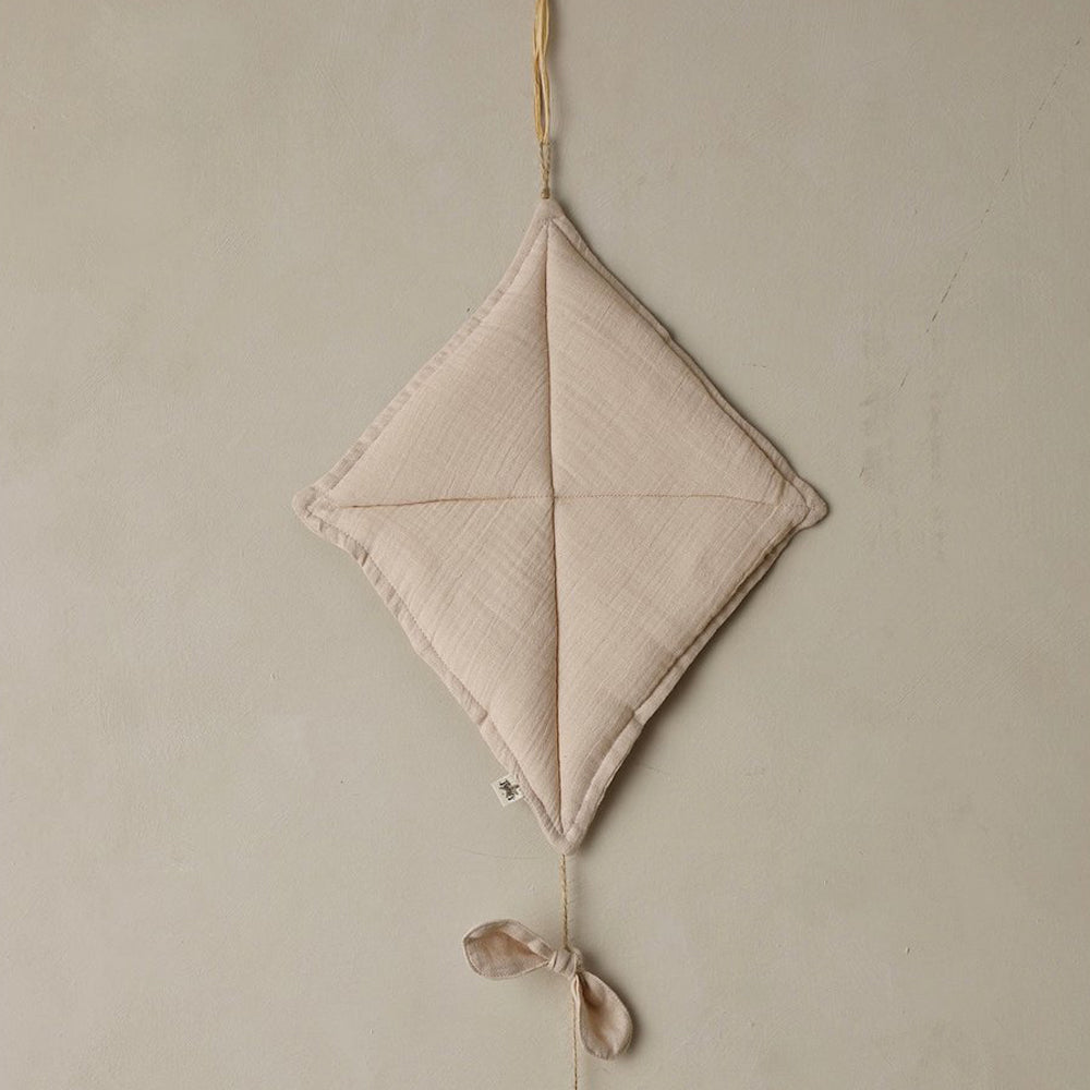 Wanddekoration Drache aus weichem Musselin mit Juteseil, ideal als Accessoire und Wanddeko für das Kinderzimmer.