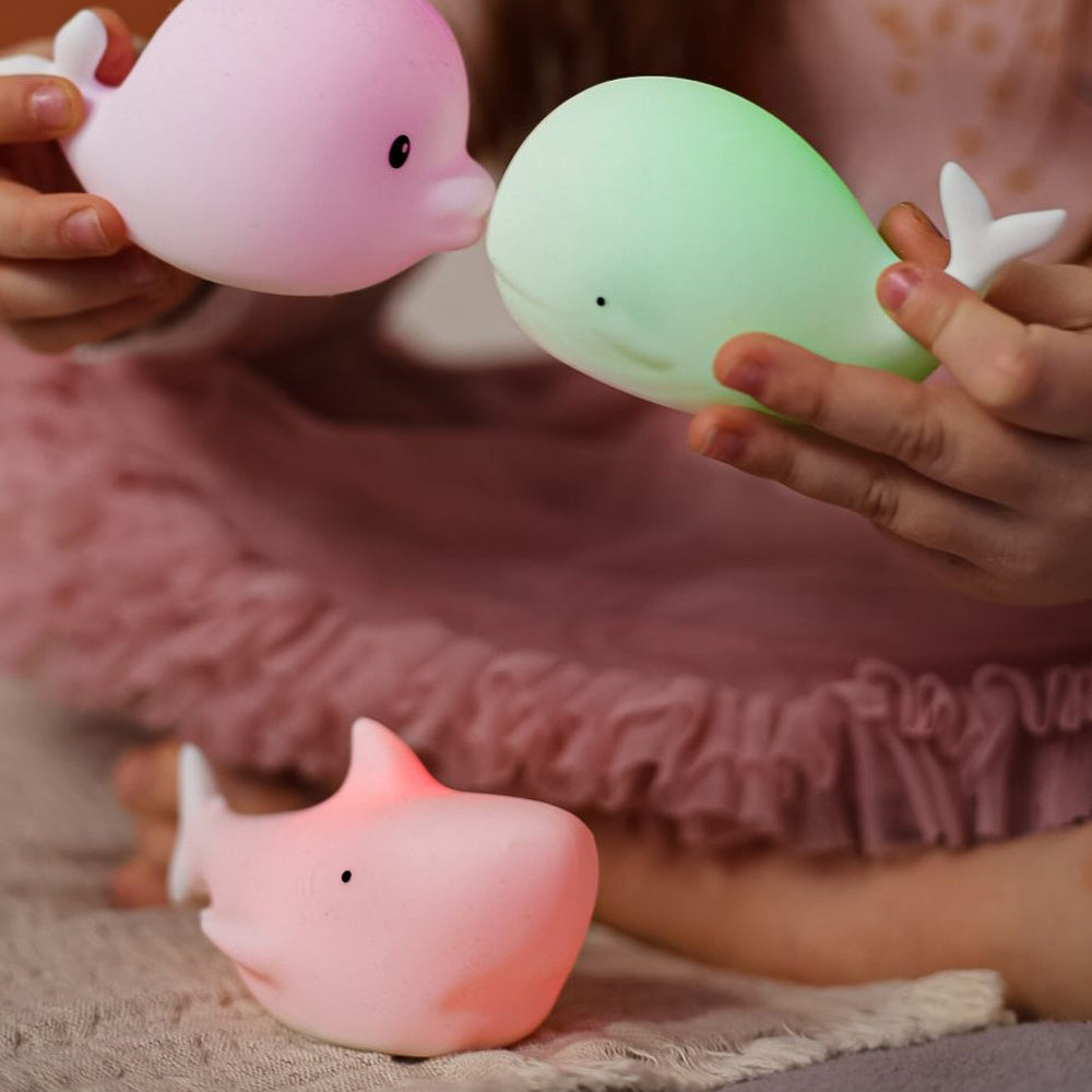 Leuchtende, schwimmende Wassertiere aus BPA-freiem Silikon in bunten Farben für spielerisches Badeerlebnis bei Kindern.