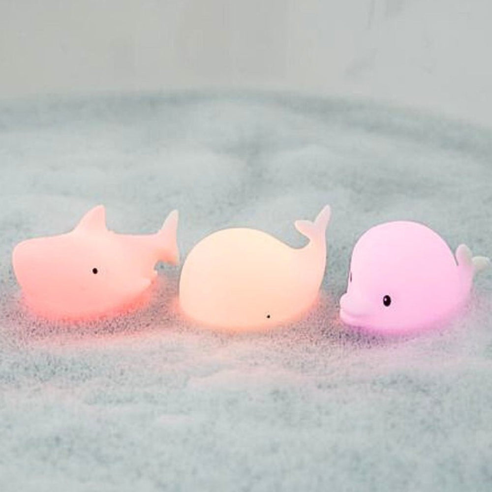 Leuchtende Badetiere aus Silikon in Delfin-, Wal- und Hai-Form für sicheres und spaßiges Wasserspiel der Kinder.