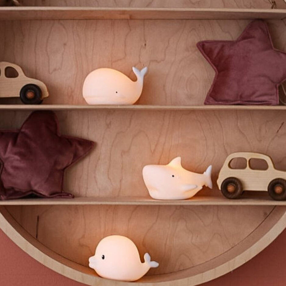 Drei leuchtende Wassertier-Badespielzeuge aus Silikon in Form von Wal, Delfin und Hai, ideal für spielerische Badeabenteuer.