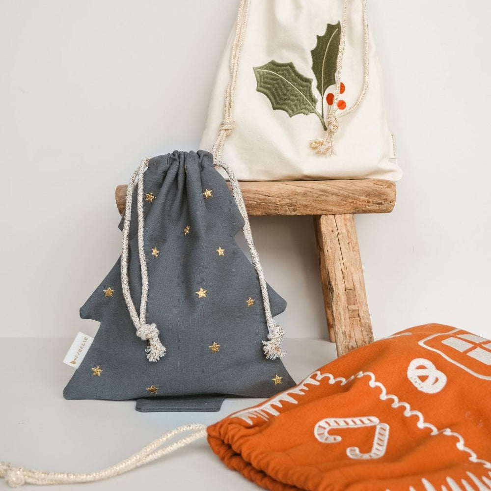 Weihnachts-Geschenk-Säckchen aus Bio-Baumwolle mit Sternen, Stechpalmenstickerei und weihnachtlichen Motiven, ideal für Accessoires & Deko Kinderzimmer.