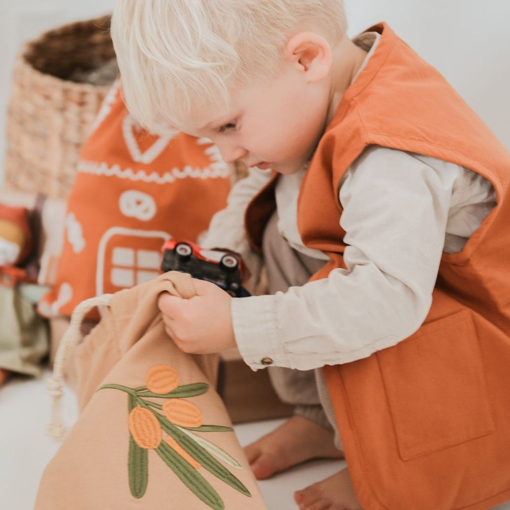 Kleiner Junge spielt mit Weihnachtssäckchen aus Bio Baumwolle aus der Kollektion Textilien für Kinderzimmer, Accessoires & Deko Kinderzimmer, Neu.