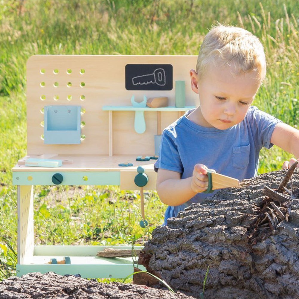 Kind spielt konzentriert mit 26-teiligem Werkbank-Spielset aus Holz, fördert Motorik und kreatives Spiel im Freien Kinder Geschenk Neu