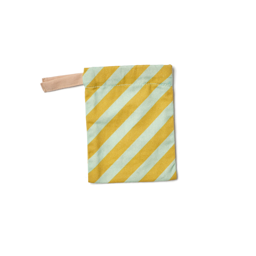 Kleiner Baumwollbeutel mit gelb-weiß gestreiftem Muster aus der Deko für Kinderzimmer Kollektion, ideal für Geschenke und Accessoires.