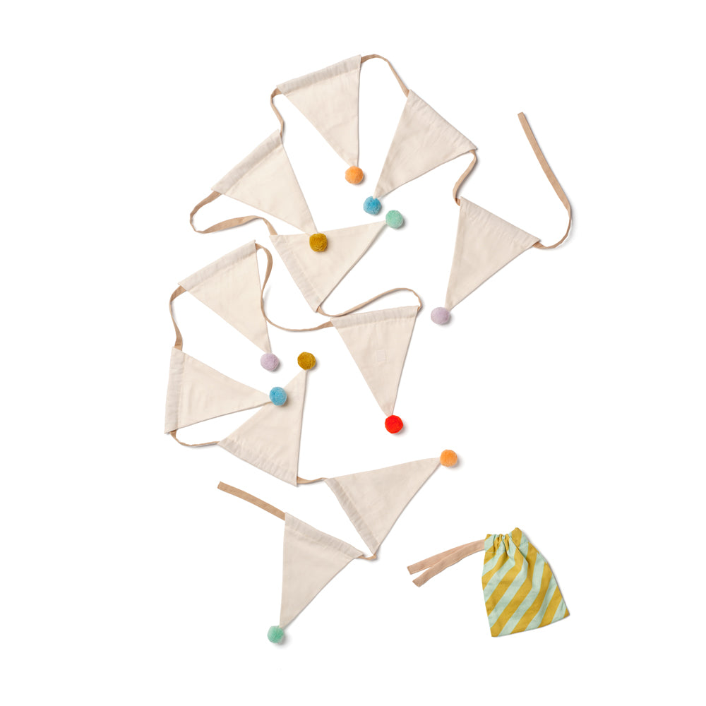 Wimpelkette aus Baumwolle mit bunten Pom Poms, 3 Meter lang, fürs Kinderzimmer als Deko und Geschenk aus der Kinderzimmer Girlanden Kollektion.